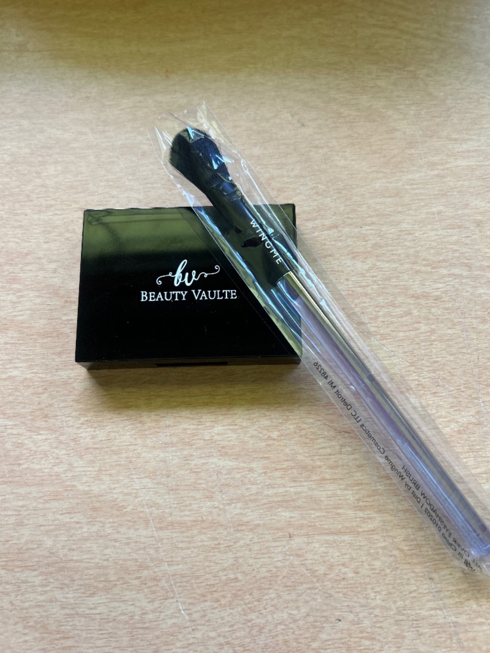 New Beauty Vaulte Eye Shadow Palette WingMe All Over Eyeshadow Brush